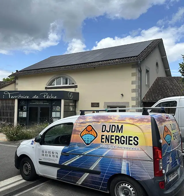 artisan de Djdm installant des panneaux solaires à Saint-Junien